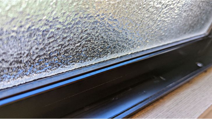 窓枠ゴムパッキンのカビ掃除